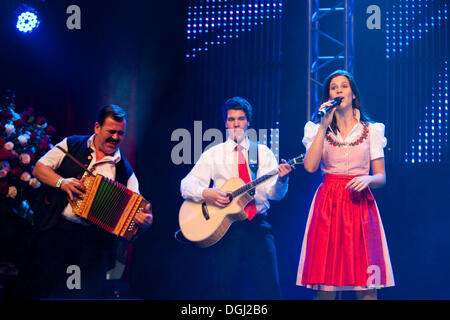 Musica popolare svizzera e il gruppo pop Oesch die Dritten suonare dal vivo presso il decimo Schlager-Night nel nuovo Allmend Festival Hall Foto Stock