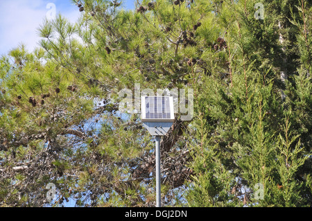 Pannello solare utilizzato in aree remote per la raccolta di energia per far funzionare una luce o altra piccola utility Foto Stock