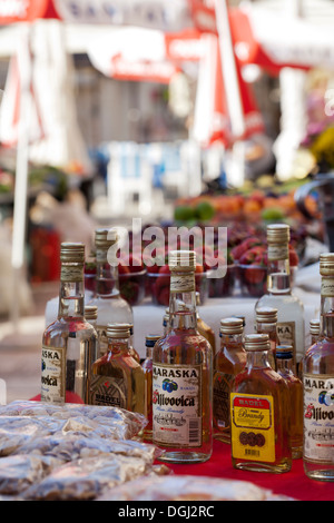 Bancarelle di le bevande alcoliche locali, del mercato di Dubrovnik. Foto Stock