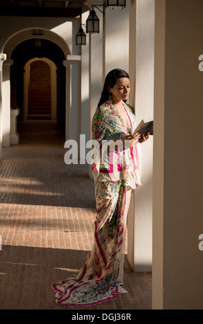 Donna di lettura da colonne in hotel Foto Stock