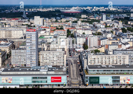 Vista del centro di Varsavia dal palazzo della cultura e della scienza con Marszalkowska Street e lo stadio nazionale. Foto Stock