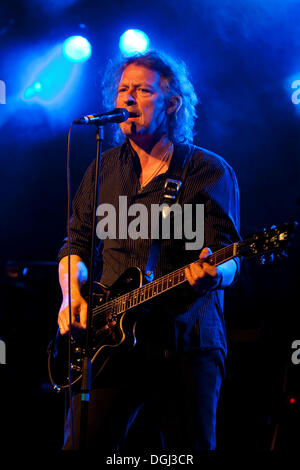 Il cantante e front man Wolfgang Niedecken della cult band tedesca BAP vivere nel luogo Schueuer, Lucerna, Svizzera Foto Stock