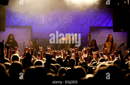 La Swiss pagan metal band Eluveitie vivere nel luogo Schueuer, Lucerna, Svizzera Foto Stock