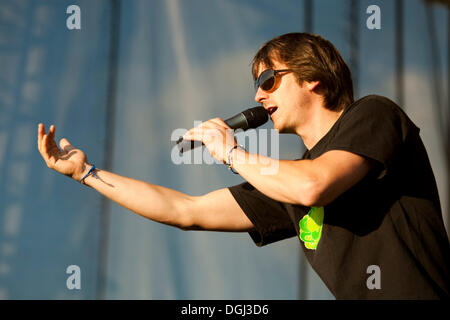 Tom Lugo, cantante e frontman della tedesca reggae band Jamaram performing live durante il soundcheck di aria aperta in Sempach-Neuenkirch Foto Stock