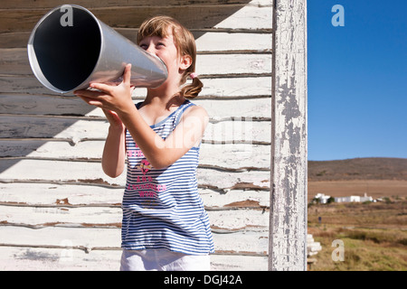 Ragazza con megafono Foto Stock