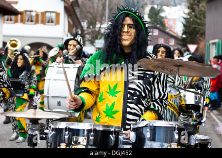 Gruppo Guggen, carnevale marching band, in costume per 'giamaicano safari', 35th Motteri Parade, Malters, Lucerna, Svizzera Foto Stock