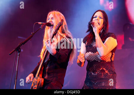 Il bassista Marco Hietala e cantante Anette Olzon dal finlandese symphonic metal band Nightwish performing live presso il Foto Stock