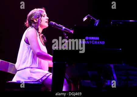 Cantante svizzera Eliane Mueller, vincitore del 'Dcome groesste Schweizer talento 2012' contest, cantare dal vivo al Swisslife Arena Foto Stock