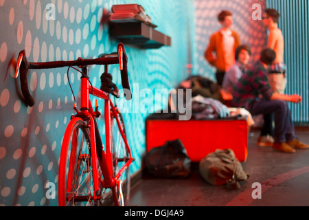 In bicicletta in primo piano, di un gruppo di quattro ragazzi adolescenti in background Foto Stock