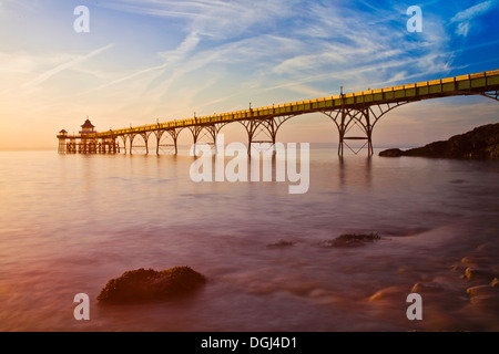 Luce della Sera cade sul molo di Clevedon. Foto Stock