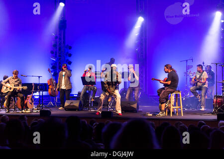 La band tedesca Soehne Mannheims suonare dal vivo al Blue Balls Festival nella sala concerti del KKL, Lucerna, Svizzera Foto Stock