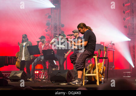 Il chitarrista Andreas Bayless della band tedesca Soehne Mannheims suonare dal vivo al Blue Balls Festival, sala concerti del KKL Foto Stock