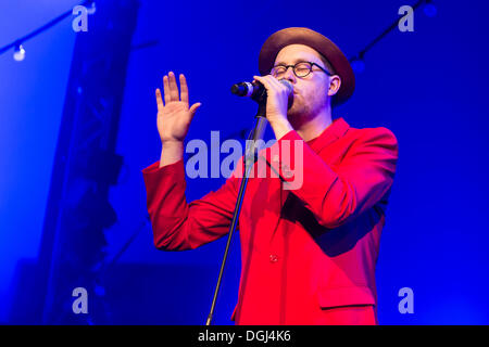 Swiss rapper e poeta prestazioni Kutti MC performing live a Luzernersaal al KKL durante il Blue Balls Festival di Lucerna Foto Stock