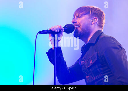 Ricky Wilson, cantante del British rock band Kaiser Chiefs cantare dal vivo al Luzernersaal concert hall di Lucerna Foto Stock