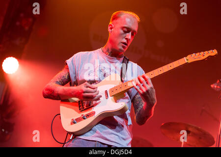 Il chitarrista della British dub e reggae cantante Hollie cucinare suonare dal vivo presso il Municipio di Lucerna del KKL Foto Stock