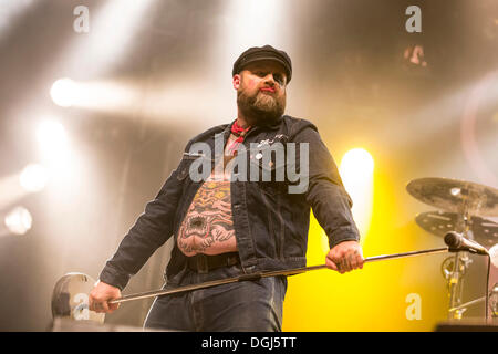 Il cantante e frontman Tony Sylvester dal norvegese heavy metal e rock e punk band Turbonegro performing live a Heitere Open Foto Stock