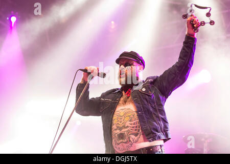 Il cantante e frontman Tony Sylvester dal norvegese heavy metal e rock e punk band Turbonegro performing live a Heitere Open Foto Stock