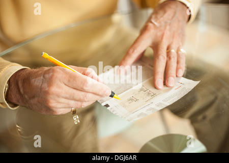 Close up di età compresa tra la scrittura a mano Foto Stock