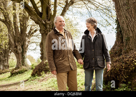 Il marito e la moglie si tengono per mano a camminare nel parco Foto Stock