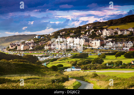 Luce della Sera cade sull'inglese resort costiero città di Woolacombe. Foto Stock