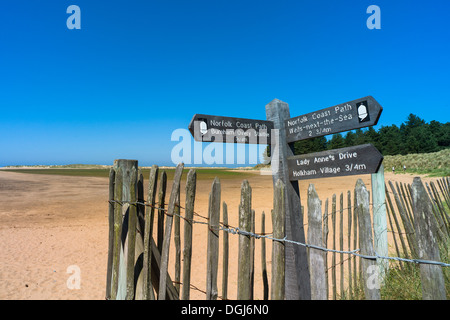 Norfolk coast strada marker al Holkham. Foto Stock