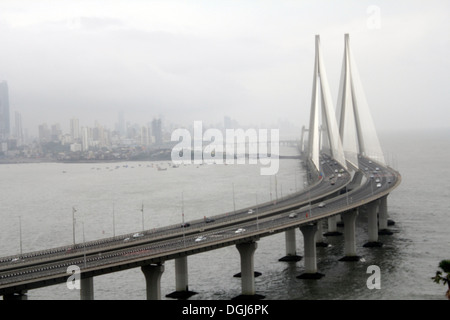 Il Bandra-worli Sea Link, ufficialmente chiamato Rajiv Gandhi Link mare,che collega Bandra nei sobborghi occidentali di Mumbai con Worli Foto Stock