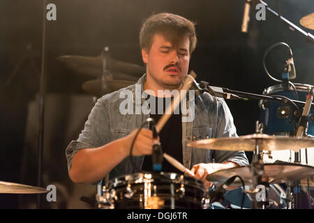 Il batterista Chris filtro dalla banda musicale svizzera Signori misteriosi performing live in Schueuer concert hall, Lucerna, Svizzera Foto Stock