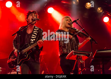 Roeland SOCIETE VANDEMOORTELE e Eva Buytaert dal belga indie-rock-elettro-guitar-duo troppo aggrovigliato performing live in Foto Stock