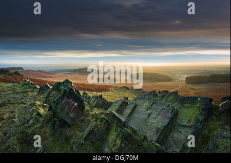 Una vista su rocce scoscese verso Charnwood Forest. Foto Stock
