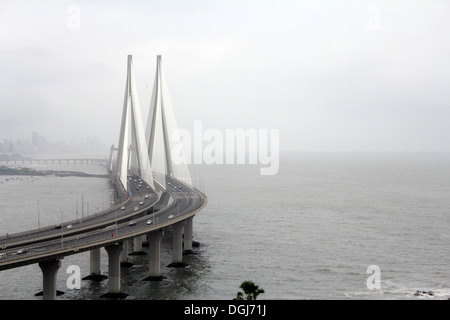 Il Bandra-worli Sea Link, ufficialmente chiamato Rajiv Gandhi Link mare,che collega Bandra nei sobborghi occidentali di Mumbai con Worli Foto Stock