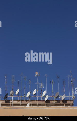 Antenne satellite sul tetto Foto Stock