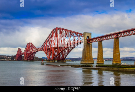Il Forth Bridge è il secondo più lungo unico a sbalzo span nel mondo. Foto Stock