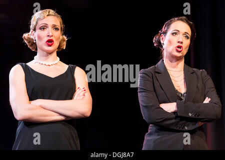 Musical 'Chicago' con Natascha-Cecillia Hill come Velma Kelly e Adriana De Toffol come Matrona Mama Morton, performance live Foto Stock