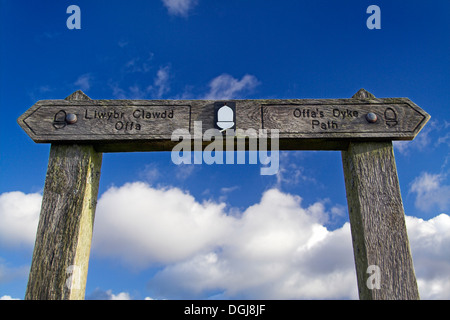 Offa's Dike segno percorso scritto in inglese e gallese. Foto Stock