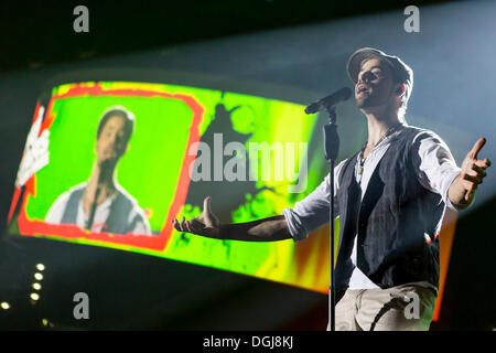 Anima tedesca cantante e compositore Michael Schuppach, alias MC Donet, performing live a stelle di energia per libero in Hallenstadion Foto Stock