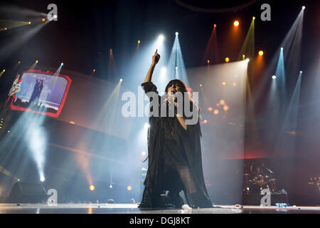 Loreen, cantante svedese di origine Berber-Moroccan, vincitore del concorso Eurovisione della canzone 2012, performing live a Energy Star Foto Stock