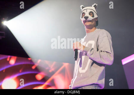 Il rapper tedesco e il cantante Carlo Waibel, aka CRO, perfoming live a stelle di energia per libero in Hallenstadion di Zurigo, Svizzera Foto Stock