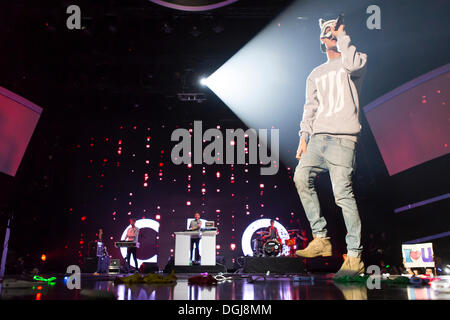 Il rapper tedesco e il cantante Carlo Waibel, aka CRO, perfoming live a stelle di energia per libero in Hallenstadion di Zurigo, Svizzera Foto Stock