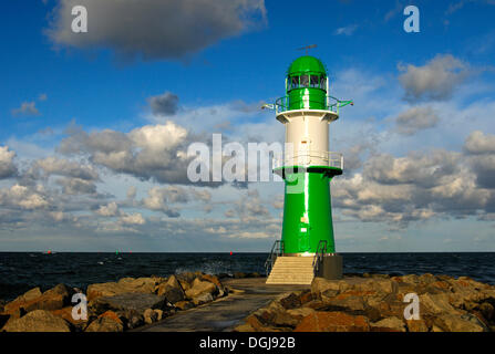 Verde-bianco faro sul Warnemuende mole, Rostock-Warnemuende, Meclemburgo-Pomerania Occidentale Foto Stock