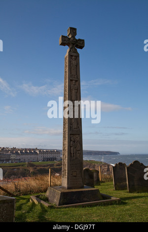 Anglo-Saxon/ tipo celtico croce, grave cantiere di Santa Maria la Vergine chiesa parrocchiale,Whitby, Inghilterra del nord est. Foto Stock