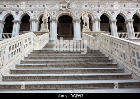 La scala dei giganti nel cortile del Palazzo dei Dogi. Foto Stock