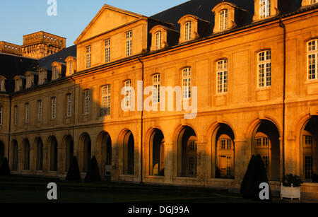 Ala nord del chiostro edificio con passeggiata coperta nella luce del mattino, l'Abbaye aux Dames, Abbazia di donne, Caen Foto Stock