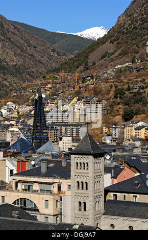 Vista su Escaldes-Engordany con la Chiesa di San Pedro Martir in primo piano, Andorra La Vella, Andorra, Europa Foto Stock