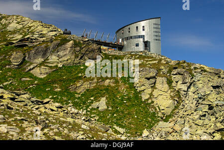 Il futuristico Velan Capanna Cabane du Velan, il Club Alpino Svizzero, SAC, Vallese, Svizzera, Europa Foto Stock