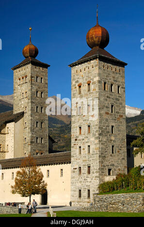 Il barocco Palazzo Stockalper, Stockalperpalast, con il suo distintivo cupole a cipolla, Briga, Vallese, Svizzera, Europa Foto Stock