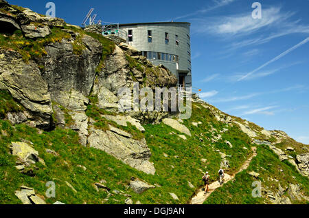 Escursionista presso Velan Capanna Cabane du Velan, del Club Alpino Svizzero, SAC, Alpi del Vallese, Vallese, Svizzera, Europa Foto Stock