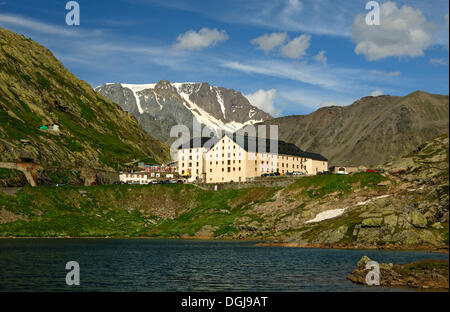 Vista dal lato italiano verso l ospizio del Gran San Bernardo, Vallese, Svizzera, Europa Foto Stock