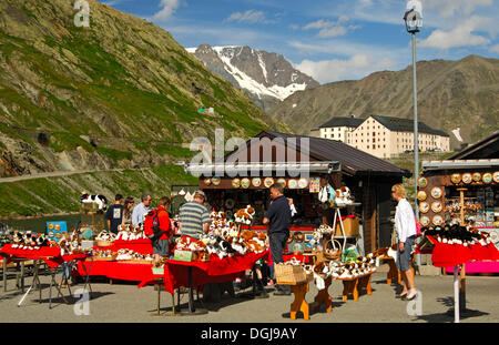 Gabbie di souvenir con san Bernardo cani peluche, lato italiano del Gran San Bernardo, Italia, Europa Foto Stock