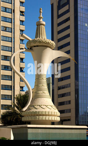 Grande scultura di un tradizionale caffè arabo pot, dallah, come un simbolo di ospitalità araba e tradizione, sulla piazza Ittihad o Foto Stock