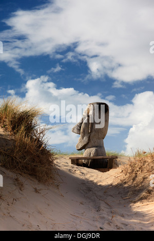 Un gigante di legno scolpito sulla testa Barmouth dune. Foto Stock